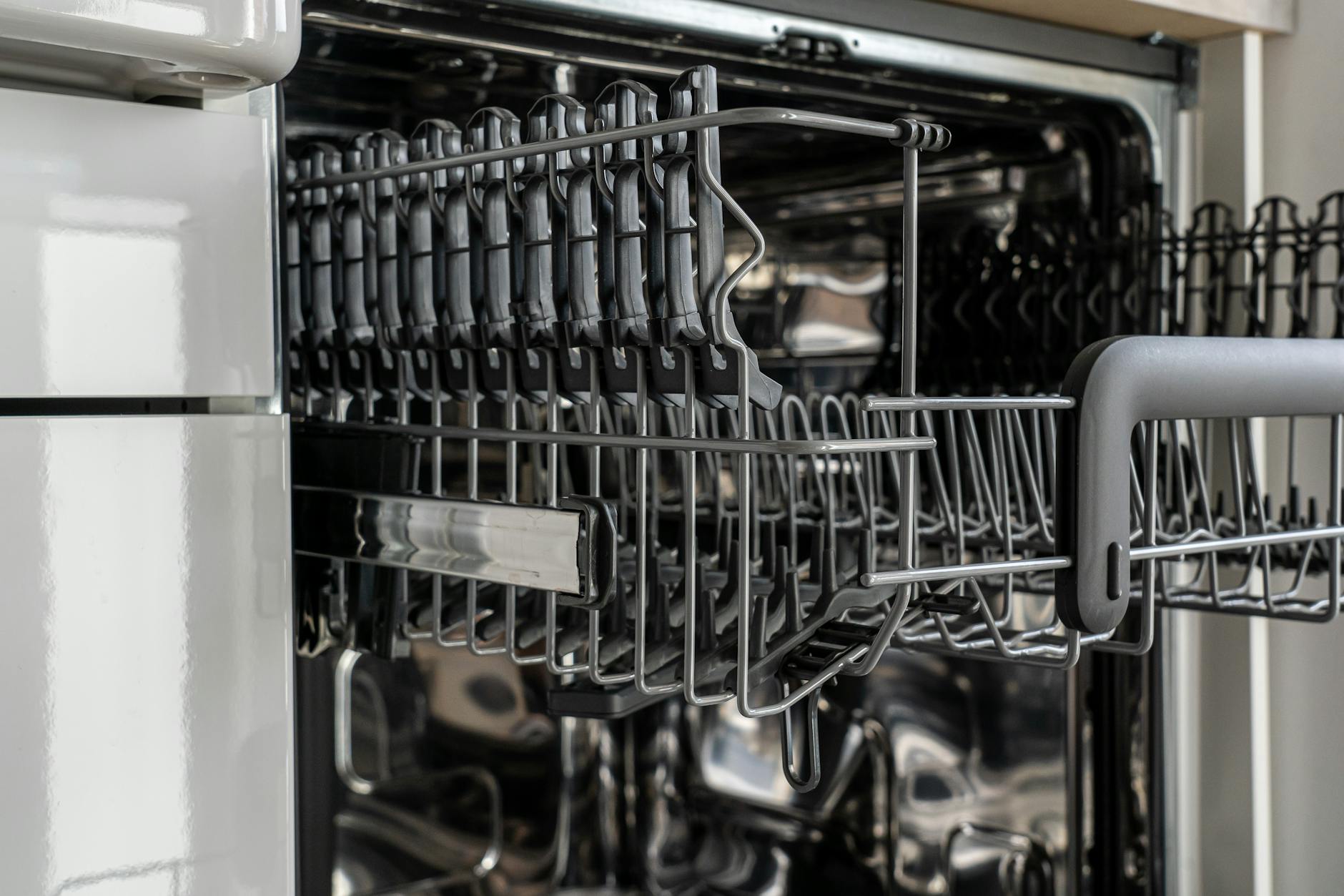 Bosch vs Whirlpool Dishwasher Efficiency Comparison: A Running Cost Analysis