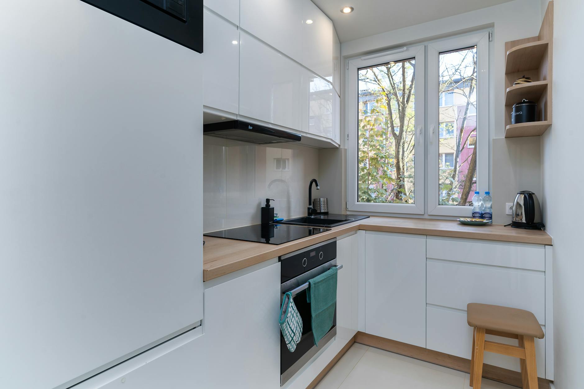 Small Kitchen Layout Efficiency Tips: A Measured Approach to Square Footage