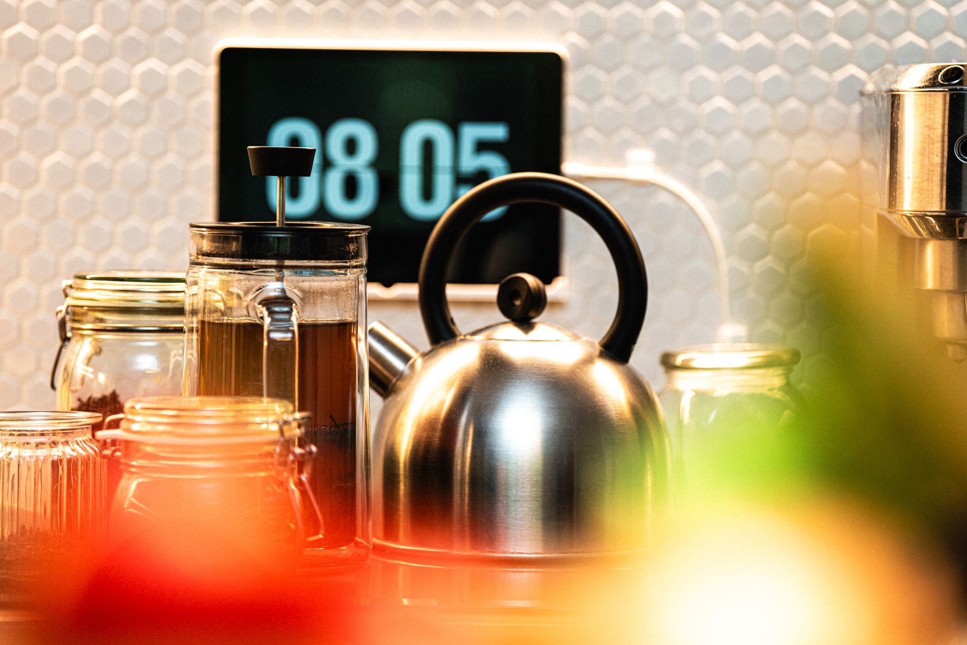 Smart Kettles vs Standard Kettles: Is Temperature Control Worth the Extra Cost for Efficient Brewing?