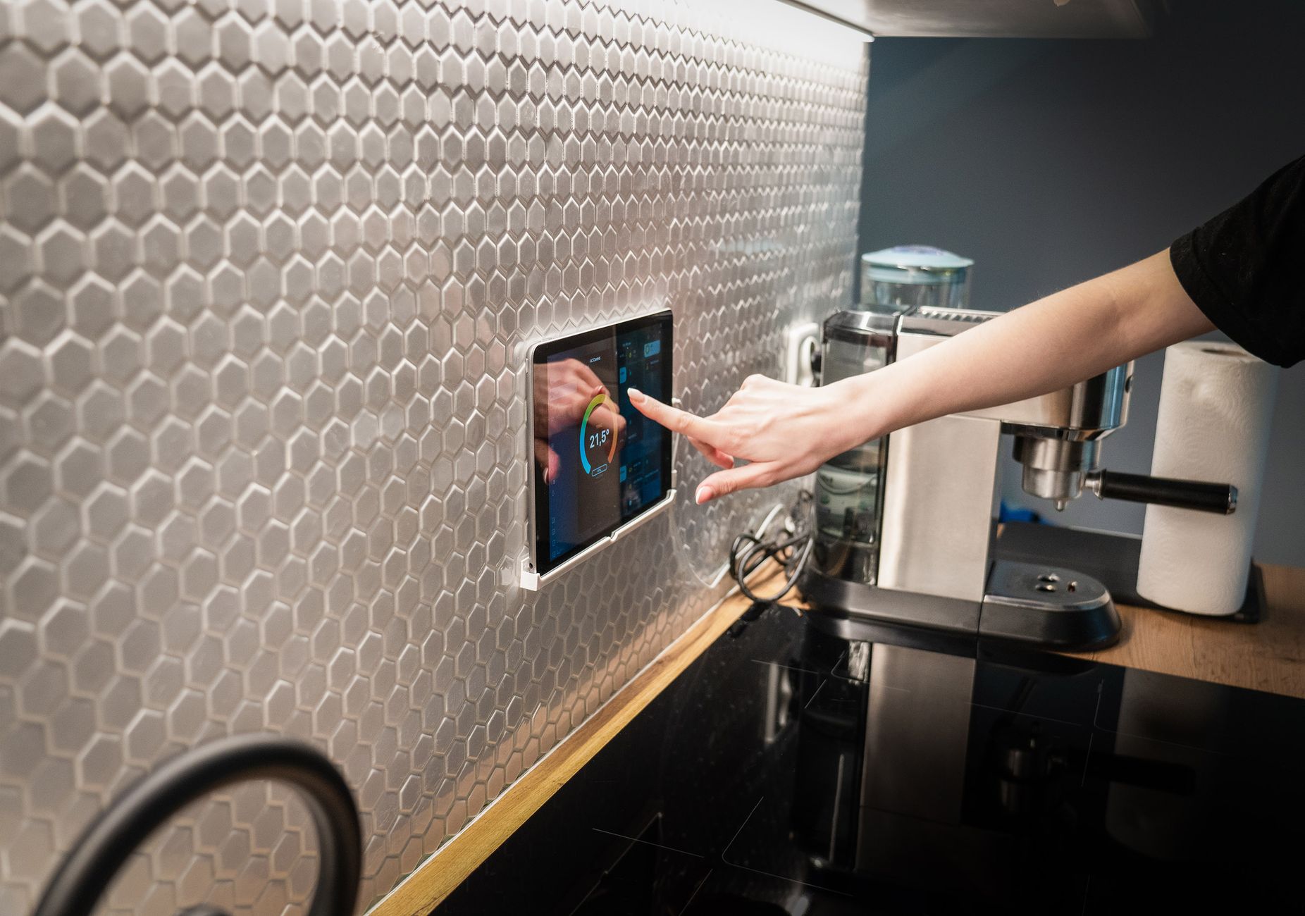 Smart Kitchen vs Traditional: Which Delivers Better Cost and Efficiency in 2026?