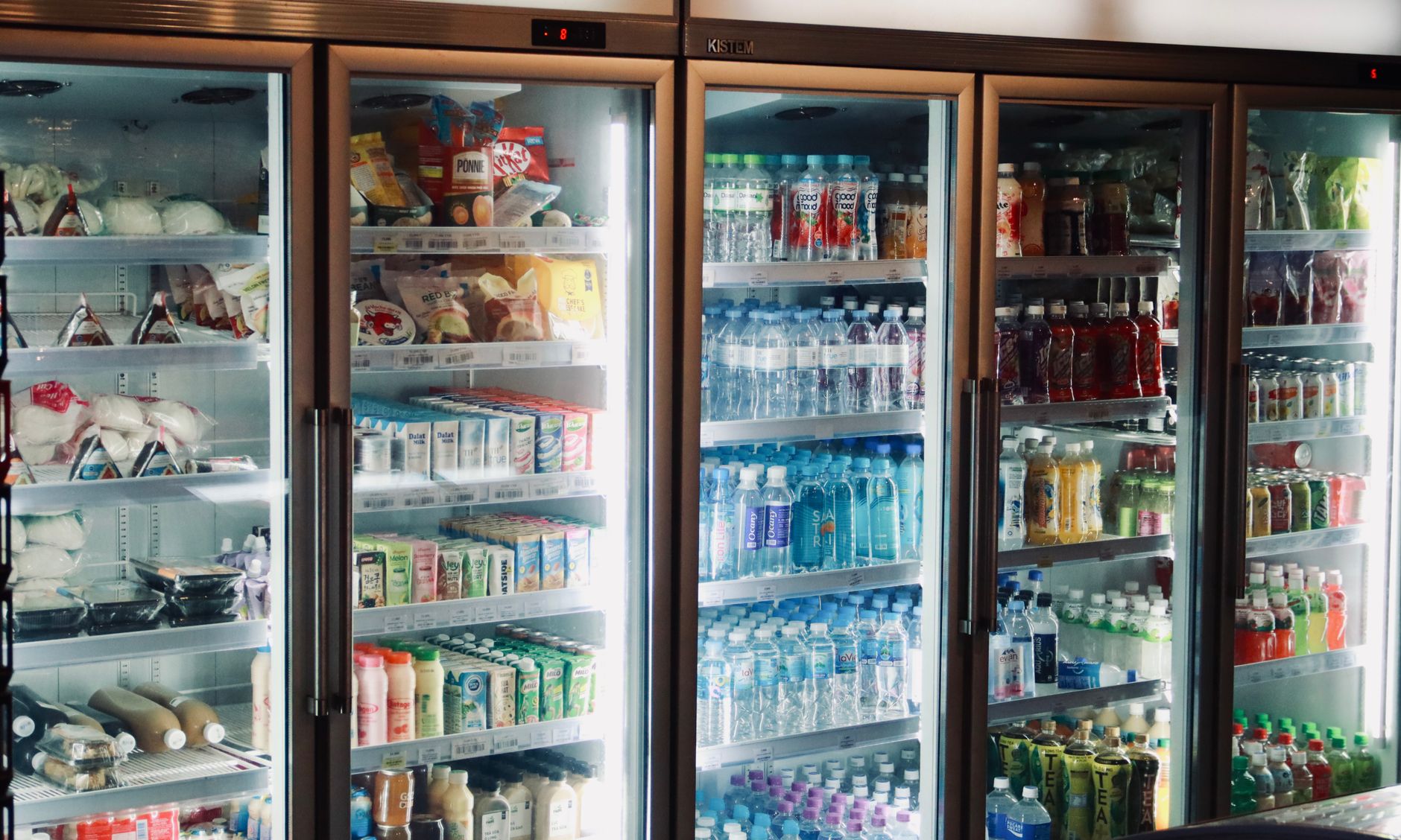 Do Smart Refrigerators with Grocery List Features Really Cut Food Waste Costs?