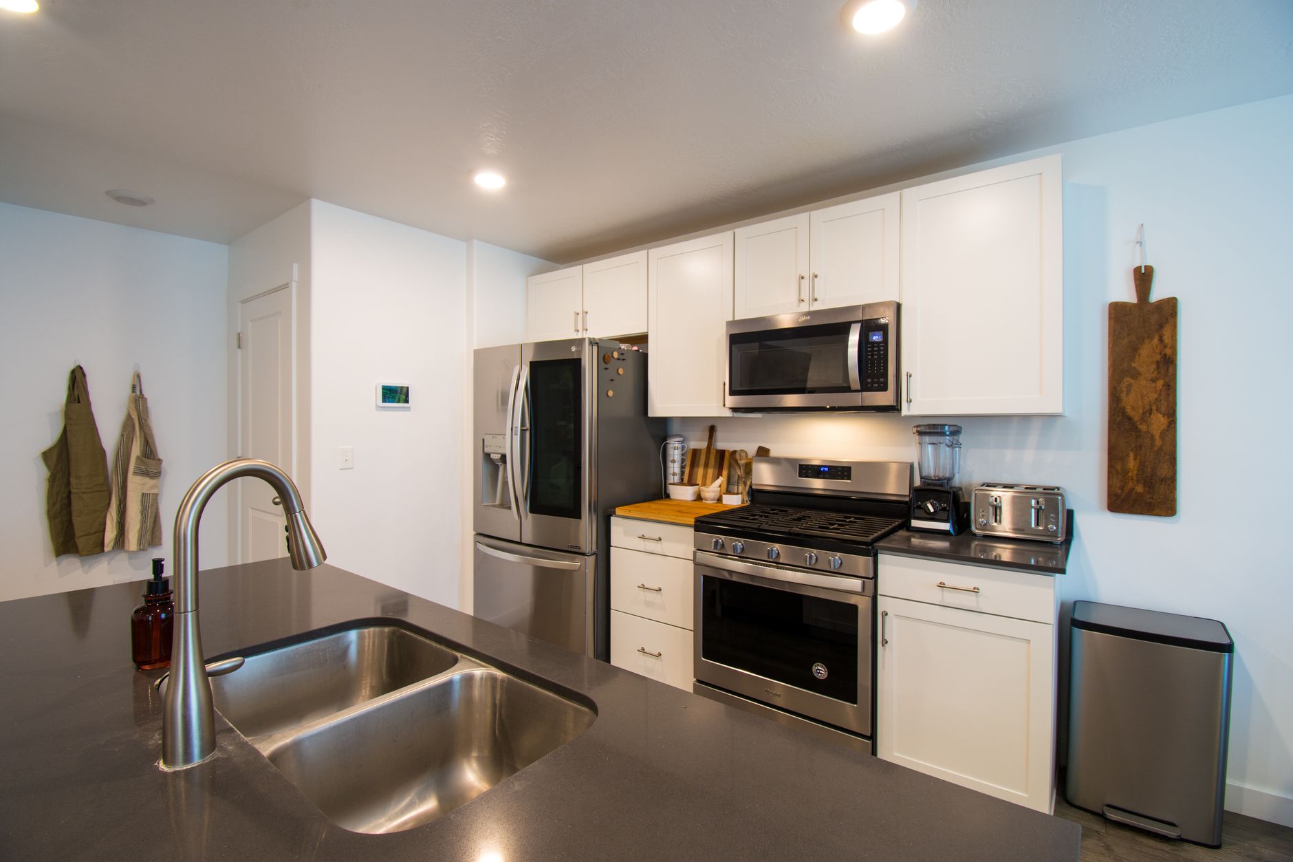 Toaster Oven vs Microwave: Which Is More Efficient for Reheating?