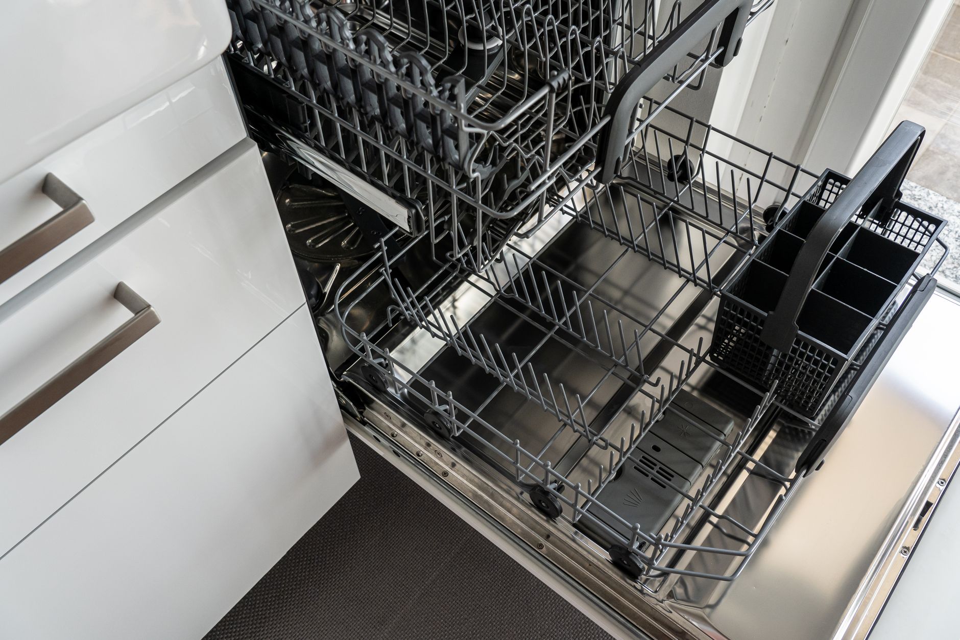 What Does a Dishwasher Job Description Look Like in 2026?